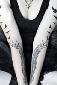 对称精美手臂纹身