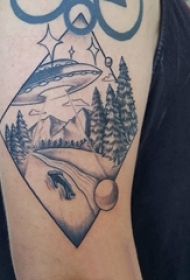 纹身黑色 男生大臂上飞碟和风景纹身图片