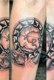 手臂纹身素材 男生手臂上黑色的地图纹身图片缩略频道推荐图