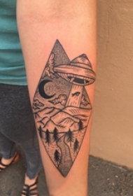 手臂纹身素材 男生手臂上飞碟和风景纹身图片