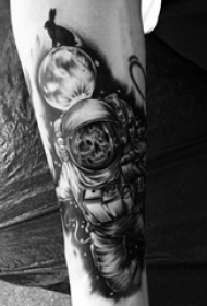 宇航员纹身图案 男生手臂上宇航员纹身图案
