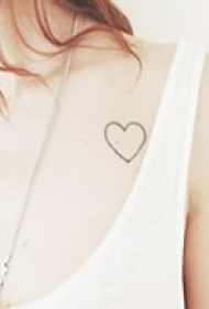 气质简雅胸部纹身