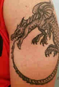双大臂纹身 男生大臂上黑色的飞龙纹身图片