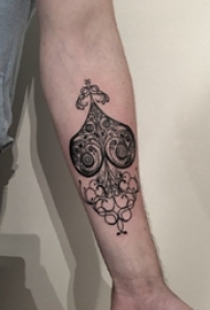 手臂纹身素材 男生手臂上黑色的心形纹身图片