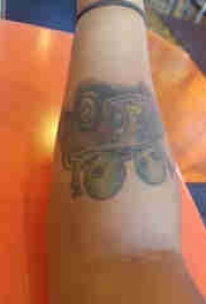 手臂纹身素材 男生手臂上外星人和汽车纹身图片