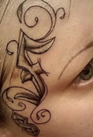 额头图腾帅气纹身