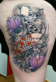 阴阳鲤鱼纹身 女生大腿上花朵和阴阳鲤鱼纹身图片
