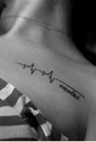 时尚英伦胸部纹身