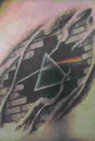 纹身侧腰男 男生侧腰上撕裂的三角形纹身图片