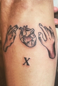 手臂纹身素材 男生手臂上手和心脏纹身图片