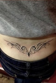 前卫艺术腰部纹身