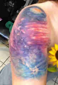 原宿星空纹身 女生手臂上彩色的星空纹身图片