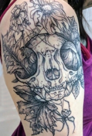 双大臂纹身 女生大臂上植物和骷髅纹身图片