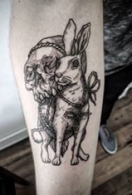 手臂纹身素材 男生手臂上骷髅和兔子纹身图片