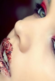 奇异个性唇部纹身