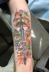 手臂纹身素材 男生手臂上英文和剑纹身图片