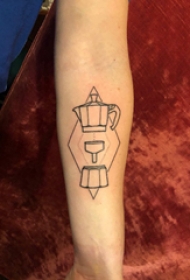 几何元素有纹身 男生手臂上黑色的几何元素纹身图片