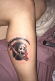 小腿对称纹身 女生小腿上彩色的死神镰刀纹身图片