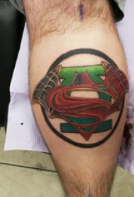 超人标志纹身 男生小腿上圆形和超人标志纹身图片