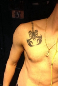 肩膀简约纹身 男生肩部黑色的蝎子纹身图片