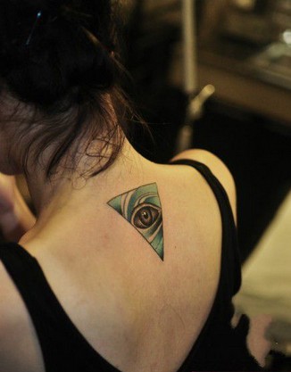 背部三角眼睛纹身