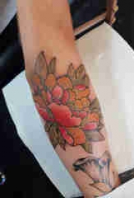 植物纹身 男生手臂上彩色的牡丹纹身图片