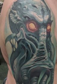 大臂纹身图 男生大臂上彩色的章鱼纹身图片