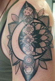 双大臂纹身 男生大臂上月亮和花朵纹身图片