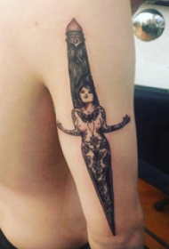 手臂纹身素材 男生手臂上人物和匕首纹身图片