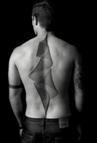后背纹身线条 男生后背上黑色简单线条纹身图片