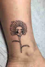 植物纹身 男生脚踝上另类的花朵纹身图片