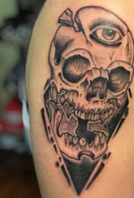 双大臂纹身 男生大臂上眼睛和骷髅纹身图片