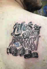 花体英文纹身 男生背部花体英文纹身图片