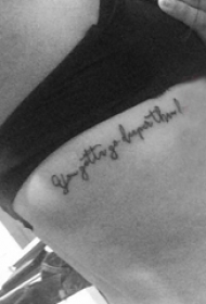 侧腰纹身图 女生侧腰上黑色的英文短句纹身图片