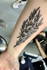 纹身树枝 男生手臂上树枝纹身图片