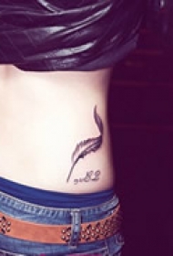 优美羽毛腰部纹身
