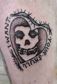 心形纹身图片 男生小腿上心形和骷髅纹身图片