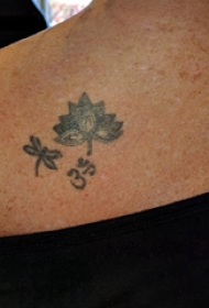 纹身莲花 女生背部莲花纹身图片