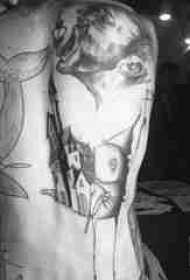 后背纹身男 男生后背上人物和建筑物纹身图片
