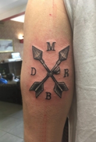 大臂纹身图 男生大臂上字母和箭头纹身图片