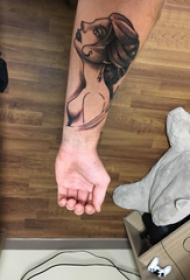 点刺纹身技巧 男生手臂上黑色的人物肖像纹身图片