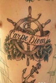 复古经典胸部纹身