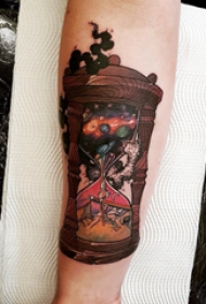 时间沙漏纹身 女生手臂上彩色的沙漏纹身图片