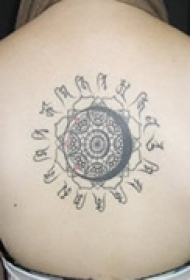 图腾艺术背部纹身