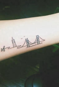 极简线条纹身 女生手臂上黑色的建筑物纹身图片