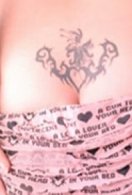 优美对称臀部纹身