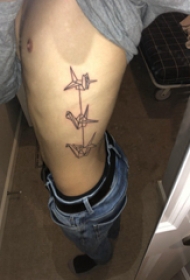 纹身侧腰男 男生侧腰上黑色的千纸鹤纹身图片