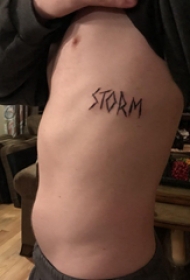 侧腰纹身男 男生侧腰上黑色的英文纹身图片