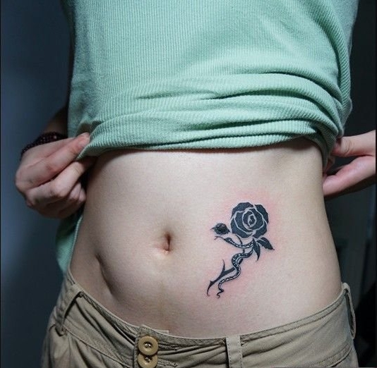 性感花边腰部纹身