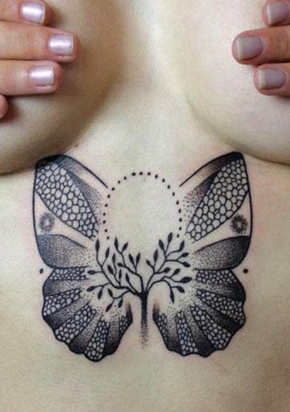 流行精美胸部纹身